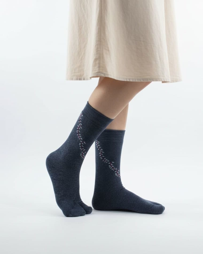 Charcoal Grey Woolen Thumb-Toe Socks with Subtle Stitch Pattern | Crew Length Soft Knit